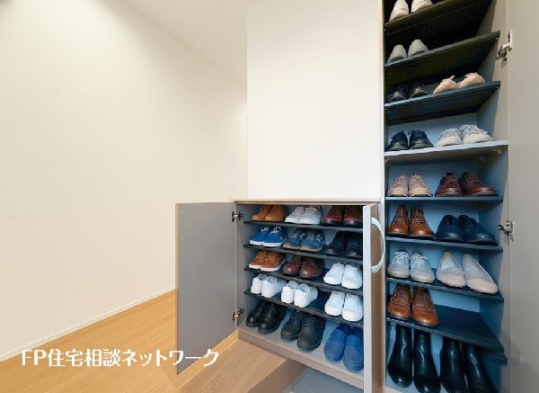 散らかりがちな玄関をスッキリと保てる玄関収納は、家の中に入る時一番最初に目に付く場所だからこだわりたい。落ち着いた色目が、室内のカラーやデザインと調和。