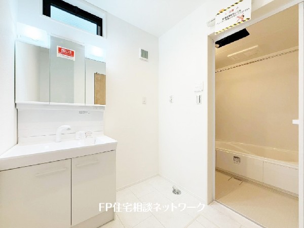 鏡の裏に収納棚を確保した三面鏡を採用。化粧品や歯ブラシなどを機能的に収納。また、三面鏡の本当の利点は三枚の鏡を合わせることで、頭の側面や背面が見れること。