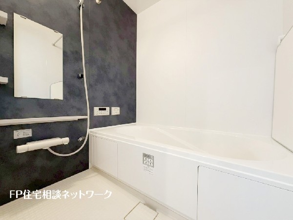 ゆったり入れる一坪バス。足を伸ばして入れるサイズは一日の疲れを癒すのに嬉しい広さ。お子様と一緒の入浴でも充分な広さです。