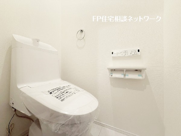 ウォシュレット、暖房便座機能付のトイレです。従来型に比べ節水効果があり、お手入れもしやすいので、家計も家事の負担も軽減してくれます。