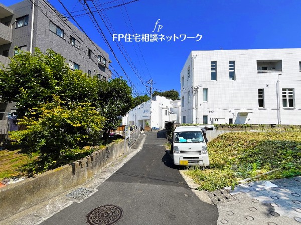 外観:前面道路は車の通りも少なく、小さなお子様が道路に飛び出してしまう心配もないので安心です。