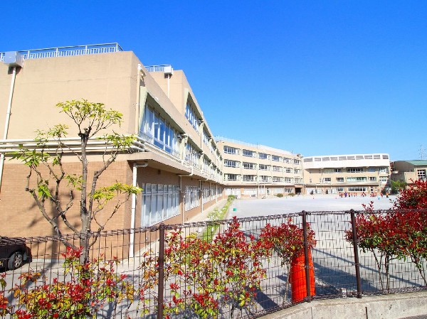 周辺環境:橘小学校(学校教育目標はだれにでもやさしい子、よく考えすすんでまなぶ子、あかるくたくましい子)