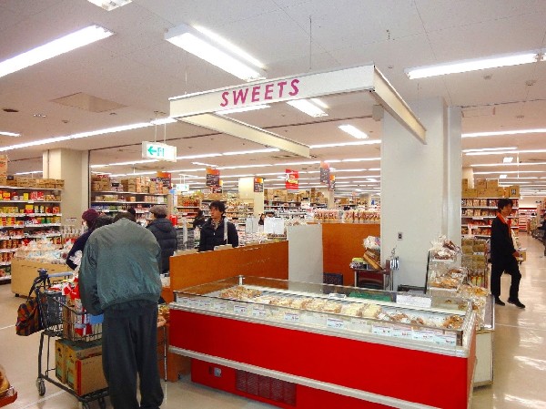周辺環境:オーケー港北店(食べ盛りのお子様がいらっしゃるご家庭の強い味方、魅力の量・価格のスーパーが近くにあると、とても心強いです。)