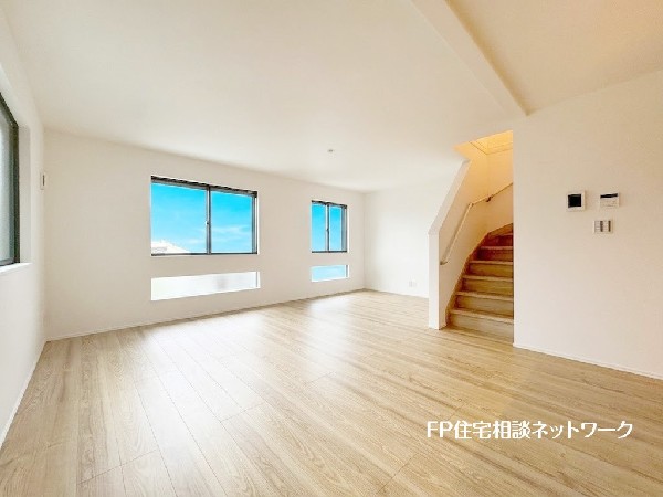 18.75帖の広々ＬＤＫ。ダイニングテーブルやソファーなどの家具もしっかりと配置できます。ゆったりとした広さの空間でご家族だんらんの時間をお過ごしください。