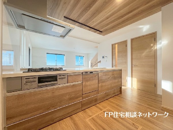 新しいキッチンは食事の支度も楽しく出来る。お手伝いをしてくれるお子様と並びながら準備や片付けが出来るキッチンは、ご家族のコミュニケーションを育む場として活躍します。