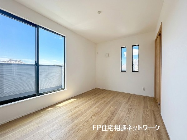 2面採光でお部屋の隅々まで明るい印象の居室。おひさまの光を、爽やかな風をたっぷりと取り込めます。居室内はいつも明るいので、毎日の生活も自然と明るくなりますね。