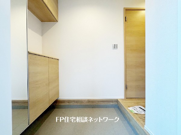 玄関ホールがスッキリ広々としていると帰る時も出ていく時も気持ちが良い。来客を出迎える玄関が綺麗ならその家の印象が良くなる。