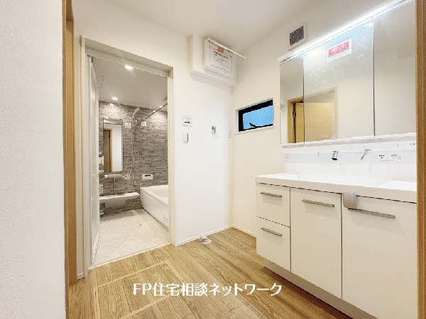 鏡の裏に収納棚を確保した三面鏡を採用。化粧品や歯ブラシなどを機能的に収納。また、三面鏡の本当の利点は三枚の鏡を合わせることで、頭の側面や背面が見れること。