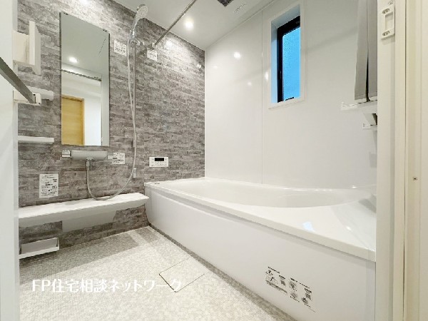 ゆったり入れる一坪バス。足を伸ばして入れるサイズは一日の疲れを癒すのに嬉しい広さ。お子様と一緒の入浴でも充分な広さです。