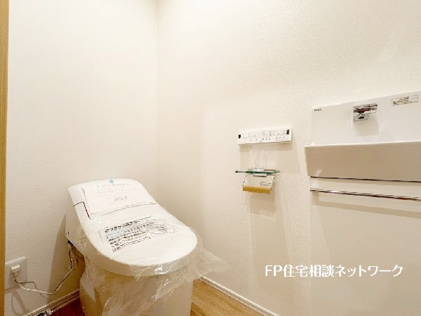 洗浄機能付き便座を標準装備。便座保温機能もあるので寒い季節も安心。トイレ奥のスペースにちょっとした収納を造作することも可能。