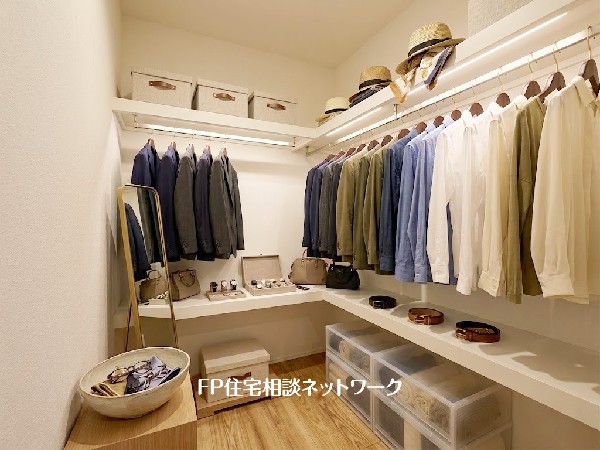 ■ウォークインクローゼット■本画像はAIがCGで家具作成しており、実際の現地に家具は設置されておりません。また、販売価格に家具、小物等は含まれておりません。