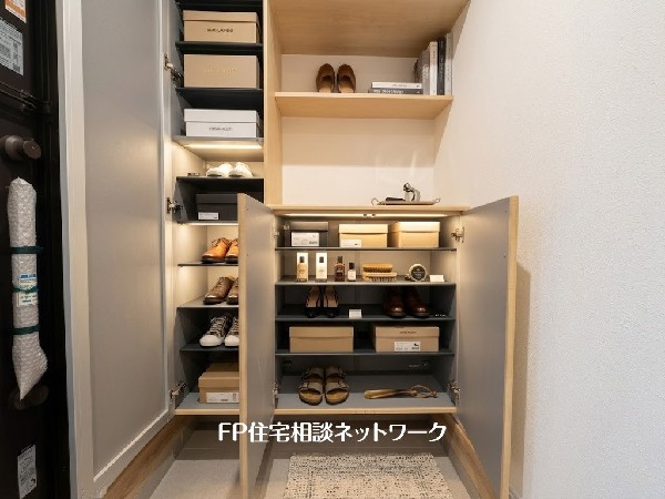 ■玄関■本画像はAIがCGで家具作成しており、実際の現地に家具は設置されておりません。また、販売価格に家具、小物等は含まれておりません。