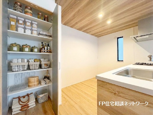 ■パントリー■本画像はAIがCGで家具作成しており、実際の現地に家具は設置されておりません。また、販売価格に家具、小物等は含まれておりません。