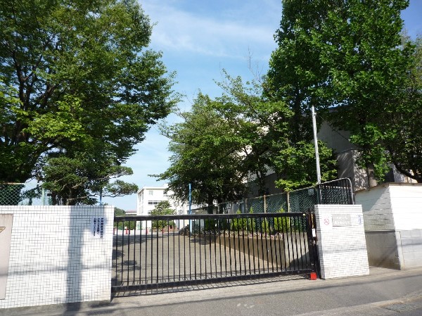 周辺環境:南生田小学校(本校では、「心豊かで自らよく学び、たくましく活躍できる子どもの育成」を目指しています。)