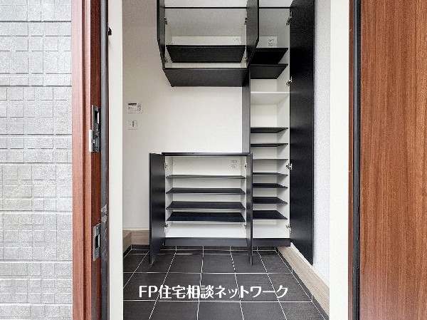 靴だけでなく、傘や日用品までしっかり収納。大容量のシューズボックスで玄関まわりをすっきりキープ。いつでも気持ちよく家族や来客を迎えられます。