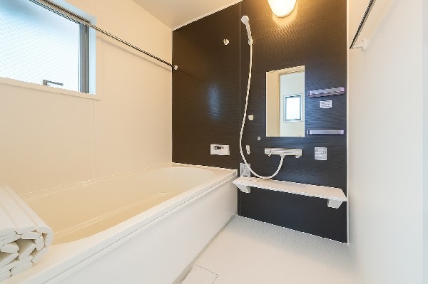 ご家族との憩いの場として、一日の疲れを癒す場として、ゆったりと足を伸ばしてくつろげる綺麗で清潔感のある色味の浴室。