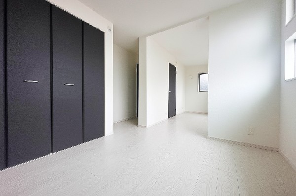 全居室には大型の収納クローゼットを完備！普段使いのお洋服や小物はもちろん、季節物のお洋服などもしっかりと整理整頓おしまい頂けます。