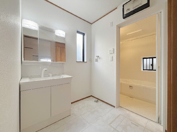 ゆとりの洗面スペースで朝の身支度も快適スムーズに。面鏡で髪のセットやお化粧もストレスなくこなせ、朝から気分良く通勤通学に向かえそうですね！鏡の裏にはたっぷりと収納スペースを標準装備！