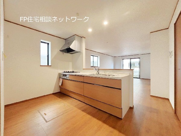 大きくて使いやすいシンクは一度に沢山の洗い物が可能。キッチン自体が広いので、食器用水切り網をおいてもまだまだスペースあり。調味料などをディスプレイし、お洒落なキッチンを演出してみてはいかがでしょうか。