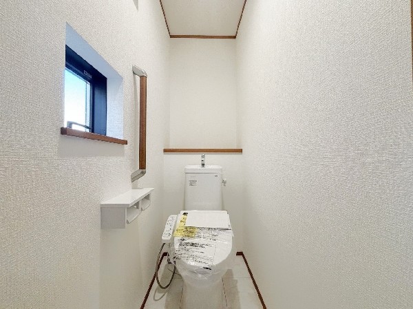 洗浄機能付き便座を標準装備。冬の寒い時期には暖房機能も活躍。快適にご利用いただけます。また、タンク奥のスペースを利用してちょっとした収納を造作することも可能。トイレットペーパーなど効率的に収納できます