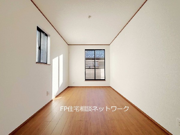 光が取り込みやすい2面採光の居室。日当たり良好です。しっかりとした大きさのクローゼットを完備し、収納スペースも十分。初めてのお子様にとっての「自分の部屋」。学習デスクやベッドの配置もラクラクです。