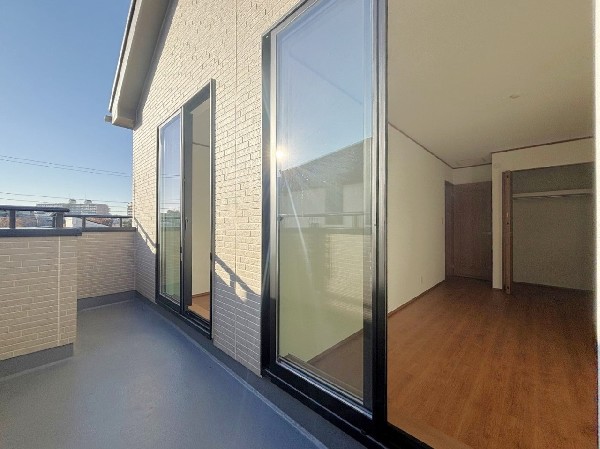 外観:南からの明るい光が差しこむ陽だまりの空間。南に大きく面したバルコニーでお洗濯も干せばあっという間に乾きそうで家事もスムーズにこなせますね！乾いたお洗濯物からは太陽の匂いが感じられる心地よさ。