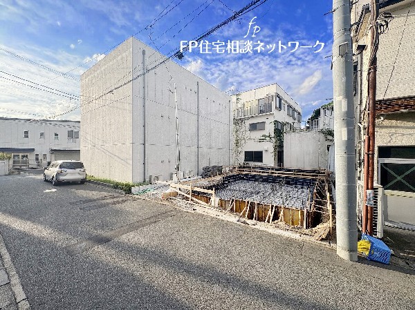 外観:大通りから1本入った場所に位置し、道路の幅員は5ｍあるのでお車のすれ違いも出来るので、運転が苦手な方でも安心です。