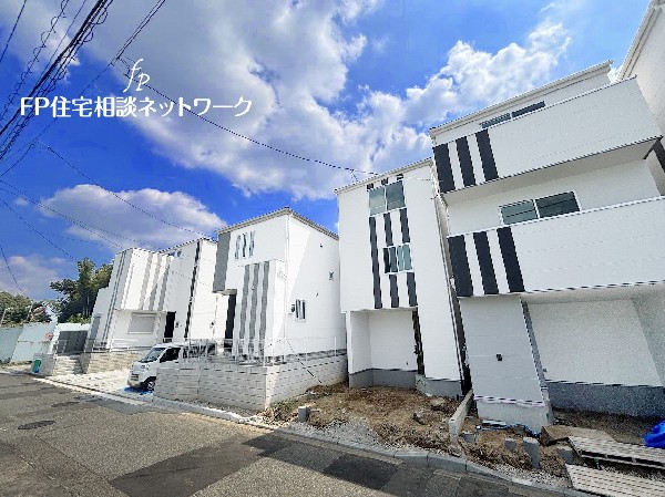 外観:【類似外観同仕様】施工例のため分譲中の建物とは外壁、屋根開口部等の形状・仕様が異なります。