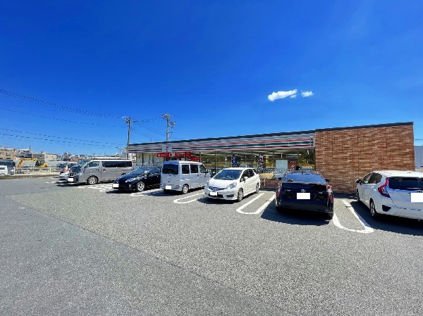 周辺環境:セブンイレブン川崎宇奈根店(特にお弁当等の惣菜で一歩先を行くセブンイレブン。会社帰りに立ち寄れる立地は嬉しい限り。)