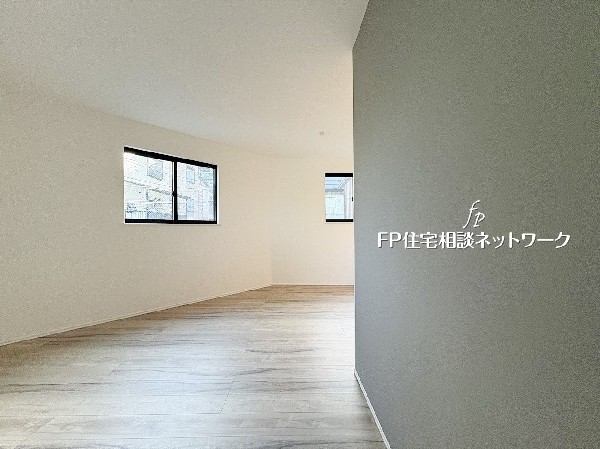 2面採光で明るく、ゆったりとした居室。落ち着いた色合いが心地よく、家具の配置もしやすい間取りです。