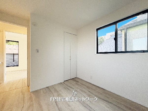 やわらかな光が差し込む心地よいお部屋。収納スペースも備わり、すっきりとした上質な空間を演出します。