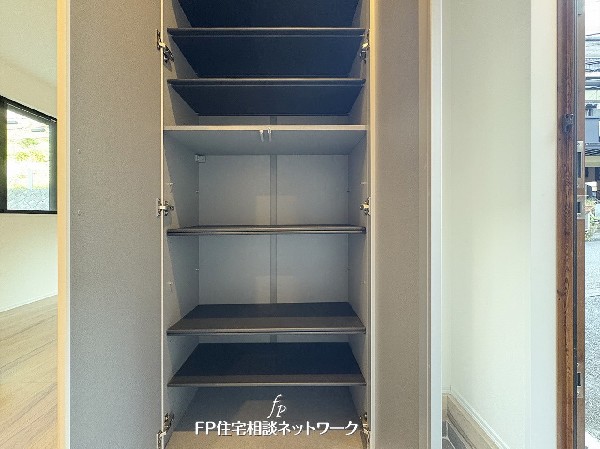 靴や小物をすっきり収納できるシューズボックス。棚板の高さ調整ができ、ブーツなどの収納にも便利です。