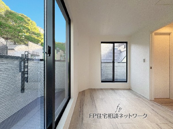 大きな窓から柔らかな光が差し込む、開放感あふれる空間。外の緑が眺められる落ち着いた一室です。