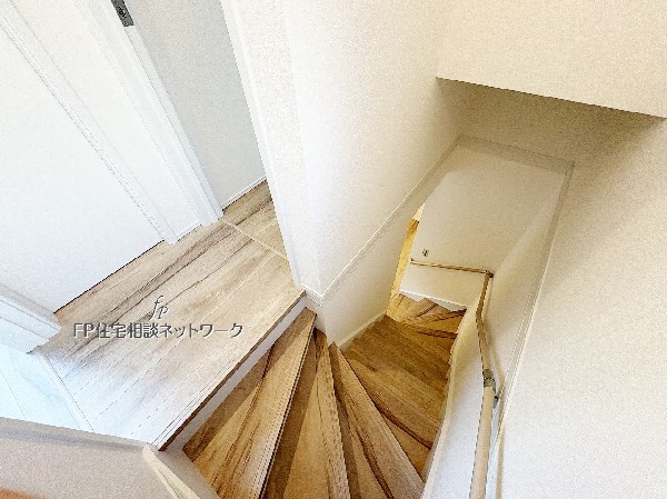 柔らかな木目が美しい階段。上階へとつながる導線も明るく、住まい全体に心地よい統一感を感じられます。