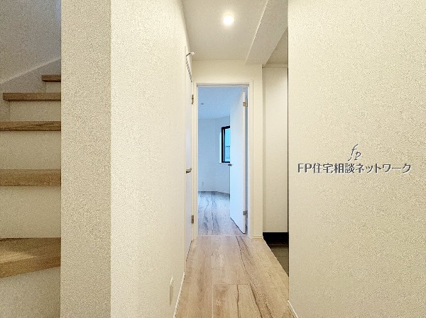 やわらかな陽光が差し込む心地よい空間。シンプルで美しいデザインと収納のバランスが魅力です。