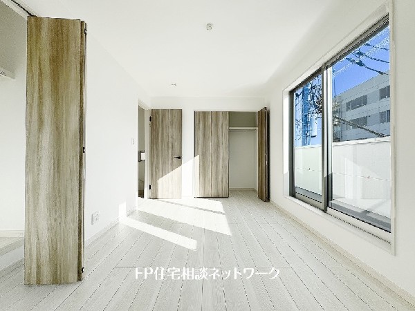 2面採光でお部屋の隅々まで明るい印象の居室。おひさまの光を、爽やかな風をたっぷりと取り込めます。居室内はいつも明るいので、毎日の生活も自然と明るくなりますね。