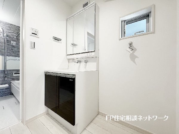 鏡の裏に収納棚を確保した三面鏡を採用。化粧品や歯ブラシなどを機能的に収納。