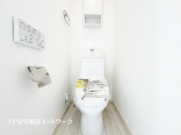 ウォシュレット、暖房便座機能付のトイレです。従来型に比べ節水効果があり、お手入れもしやすいので、家計も家事の負担も軽減してくれます。