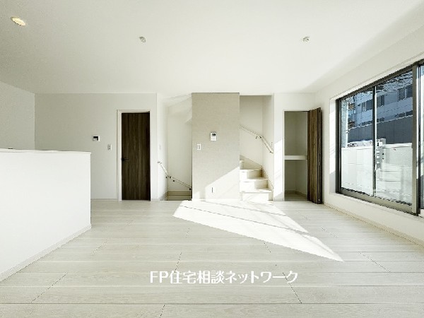 想像以上の質感が訪れる者の心を離さない。フローリング素材、窓の配置、壁面タイル、カラーバランス、どれをとってもワンランク上の仕上がり。