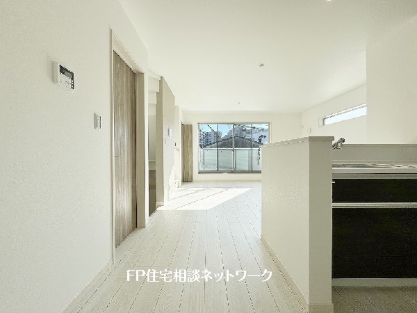 南に大きく面した掃出し窓から光が降りそそぐ開放的なリビング。大きな窓からは、太陽の光はもちろん、爽やかな風が吹き抜けます。快適で心地の良い空間を演出してくれます。