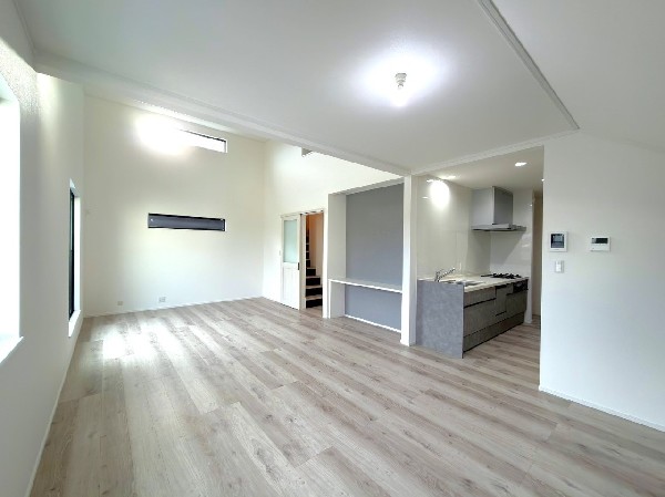 開放感を演出する勾配天井。実際の広さよりも空間の広がりを感じるので、より開放的な気分になります。