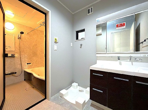 ゆとりの洗面スペースで朝の身支度も快適スムーズに。面鏡で髪のセットやお化粧もストレスなくこなせ、朝から気分良く通勤通学に向かえそうですね！