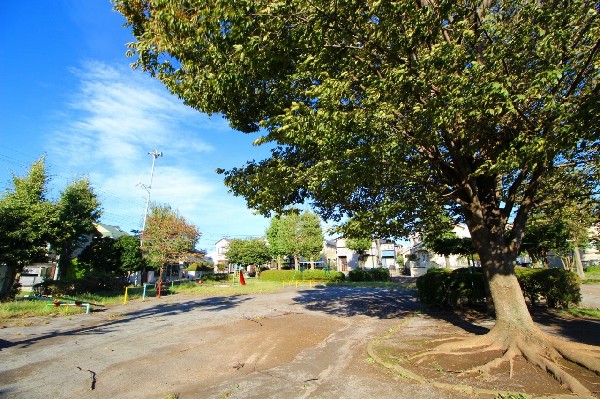 周辺環境:成瀬台三ツ又公園(近隣には、公園もあり、青空の下で駆け回ったり、遊具で遊んだり、思い思いの遊びができます。子供たちの元気で楽しそうな声が響き渡ります。)