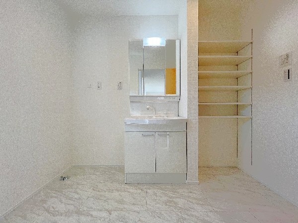 一日の始まりの朝、歯磨きやメイク、髪のセット。使いやすさを考えた三面鏡です。天井近くまで設置されたリネン庫は、タオルや備品など贅沢に収納できます。