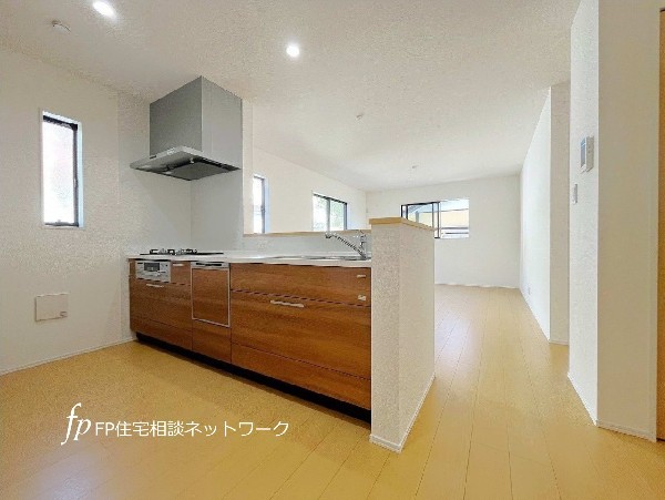 対面キッチンはLDとの一体感があり、お料理をしながらリビングの様子を見渡せるので安心ですね。