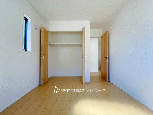 フローリングの質感とシンプルな壁色が落ち着いた癒しの空気を漂わせます。各お部屋に収納を設け、整理整頓しやすいお住いです。