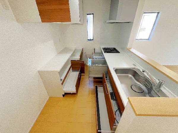 スライド式で奥のスペースまで有効活用できます。上から引き出しの奥まで見渡せるので、調理器具や調味料がサッと取り出せます。