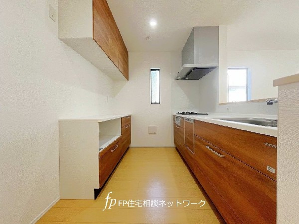 キッチンとお揃いの腰高のカップボードを設置。収納も多く、カウンター部分もあるので料理の材料やお皿を並べて置くスペースとしても最適です。