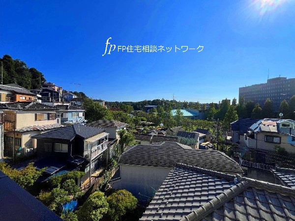 外観:駅から程よい距離にあり、利便性と穏やかさの両方がかなう住環境。視界に広がる緑でのんびり新生活を。