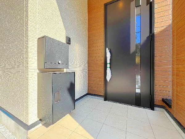 外観:かざすだけで施解錠出来る最先端のキースタイル。住まいをスマートにガードします。宅配ＢＯＸが標準仕様でついています。